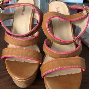 Size 10 brown wedge with hot pink trim.